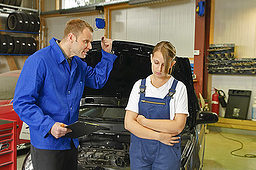 Meister schimpft mit Azubi in der Autowerkstatt. Bild: fotolia.com - runzelkorn