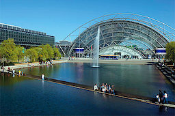 Blick über den Messesee auf die Glashalle der Leipziger Messe. Bild: Leipziger Messe GmbH / Grubitzsch