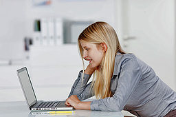 Frau im Büro am Notebook. Bild: fotolia.com - contrastwerkstatt