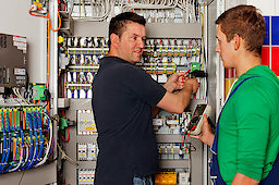 Meister und Lehrling. Bild. www.amh-online.de
