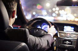 Autofahrer im Dienstwagen. Bild: fotolia.com - peshkova