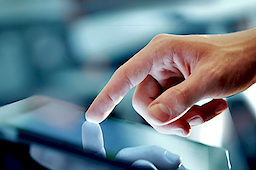 Hand mit Tablet-PC. Bild: fotolia.com - peshkova