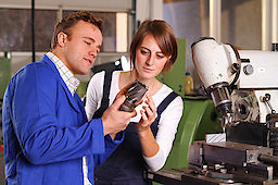 Lehrling und Meister bei der Ausbildung. Bild: fotolia.com - ehrenberg-bilder