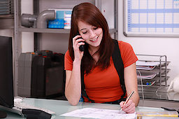 Lehrling im Büro. Bild: fotolia.com - auremar