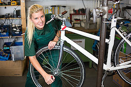 Zweiradmechanikerin. Bild: fotolia.com - ikonoklast_hh