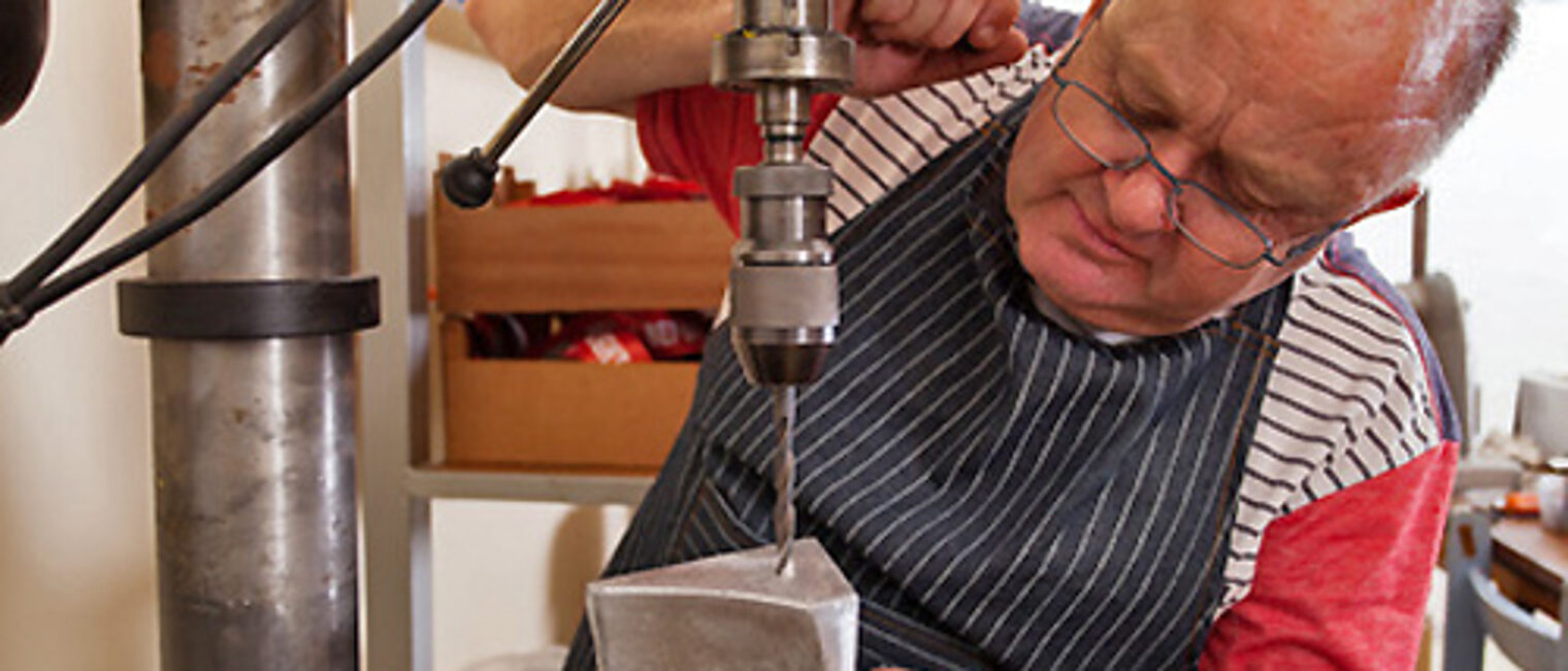 Metallbauer in der Werkstatt. Bild: michaeljung / fotolia.com 