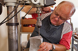 Metallbauer in der Werkstatt. Bild: michaeljung / fotolia.com 
