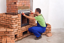 Kachelofen- und Luftheizungsbauer. Bild: Arpad Nagy-Bagoly / fotolia.com
