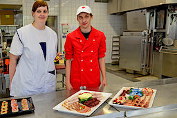 Julia Frodl und Daniel Krantz, beide Fachverkäufer im Fleischerhandwerk, mussten sich bei der Gestaltung von Platten bewähren.