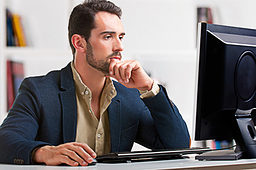 Im Büro am Computer. Bild: fotolia.com - ruigsantos