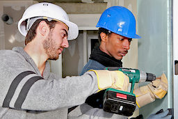 Ausländische Fachkraft auf einer Baustelle. Bild: fotolia.com / auremar