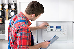 SHK-Handwerker beim Energie-Check. Bild: fotolia.com - Alexander Raths