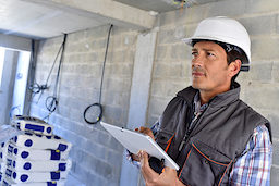 Handwerker mit Tablet-PC auf Baustelle. Bild: fotolia.com - goodluz