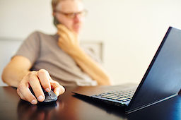 Mann mit Laptop und Telefon. Bild: fotolia.com - fox17