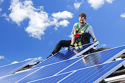 Worker installing alternative energy photovoltaic solar panels on roof Schlagwort(e): solar panel, alternative energy, installing, man, worker, photovoltaic, roof, electricity, panels, solar, panel, installer, alternative, array, energy, power, generator, grid, blue, rooftop, install, installation, people, working, workplace, work, house, cells, residential, renewable, green, roofer, perspective, generation, generators, electric, home