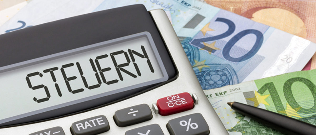 Taschenrechner mit Geldscheinen - Steuern Schlagwort(e): finanzamt, steuer, steuern, taschenrechner, rechnen, kosten, geld, text, finanzen, steuererklärung, abgabe, jahresausgleich, verdienst, einkommensteuer, einkommensteuererklärung, umsatzsteuer, lohnsteuer, gewerbesteuer, fiskus, vorauszahlung, zahlung, absetzen, zahlen, konzept, konzeptionell, abrechnung, ausgaben, bilanz, buchführung, buchhaltung, budget, einsparen, finanzierung, haushalt, inventur, kontrolle, nahaufnahme, rechnung, prüfen, rechner, sparen, schrift, buchstaben, business, büro, daten, wort, euro, geldscheine, kugelschreiber
