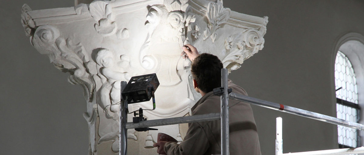 restauration, restaurator, restaurieren, kirche, mann, innen, sule, gibs, stuck, fresko, spatel, ausbessern, arbeiten, arbeit, handwerk, handwerker, denkmal, denkmalpflege, denkmalschutz, bau, baubranche, religis, kirchlich, kunst, kunsthandwerk, alt, historisch, reparieren, reperatur, geschichte, werkzeug, baudenkmal, instandsetzung, feinarbeit, genau, ttigkeit, knstlerisch, feingefhl, konzentriert, umwelteinflsse, investition, konzentration, kulturgut, konservierung, werterhalt, gebude, instandsetzen, hebebhne, licht, innenaufnahme