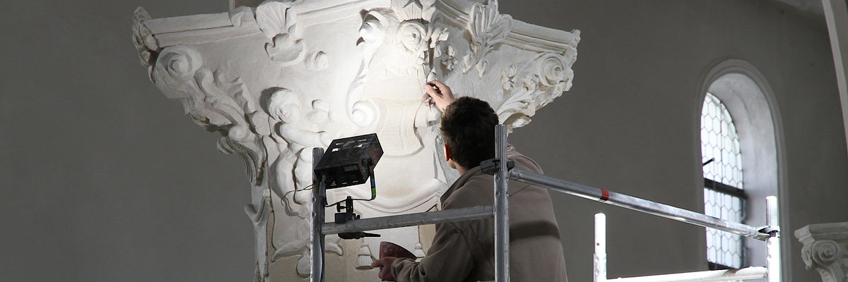 restauration, restaurator, restaurieren, kirche, mann, innen, sule, gibs, stuck, fresko, spatel, ausbessern, arbeiten, arbeit, handwerk, handwerker, denkmal, denkmalpflege, denkmalschutz, bau, baubranche, religis, kirchlich, kunst, kunsthandwerk, alt, historisch, reparieren, reperatur, geschichte, werkzeug, baudenkmal, instandsetzung, feinarbeit, genau, ttigkeit, knstlerisch, feingefhl, konzentriert, umwelteinflsse, investition, konzentration, kulturgut, konservierung, werterhalt, gebude, instandsetzen, hebebhne, licht, innenaufnahme