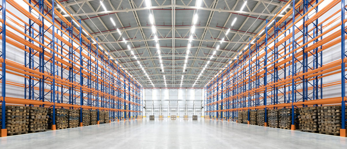 Empty huge distribution warehouse with high shelves and pallet Schlagwort(e): warehouse, storage, interior, ceiling, bottom view, distribution, logistic, business, commercial, industrial, industry, box, pallet, cargo, empty, storehouse, depot, rack, supply, shelf, merchandise, shelving, blue racks, orange shelves, equipment, indoors, gates, logistics, big, bulk, store, loading, retail, huge, gigantic