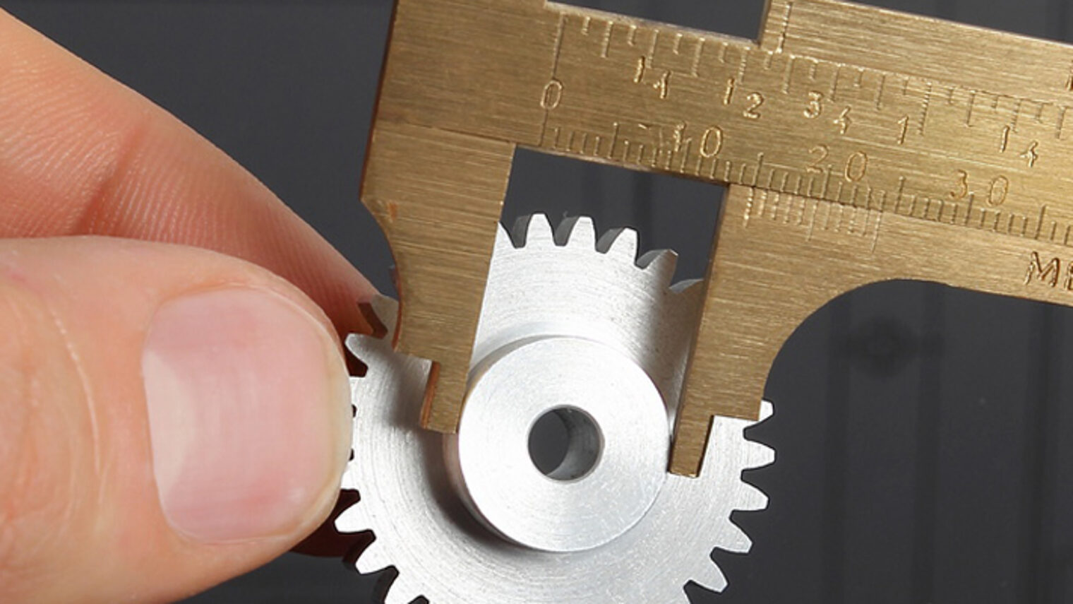 Zahnrad, Metall, Arbeiter, Mann, Plan, Messschieber, Ausschnitt,, Maschinenbau, Werkstatt, Planrolle, Pläne, CAD, Mann, Latzhose,, zahnrad, metall, arbeiter, mann, plan, messschieber, ausschnitt, close-up, closeup, technische zeichnung, metallverarbeitung, industrie, schieblehre, fabrik, maschinenbau, werkstatt, planrolle, plne, cad, latzhose, blaumann, arbeit, arbeitet, rcken, von hinten, messen, vermisst, schublehre, messgert, vermessen, misst, halten, hlt, hand, jung, blaue, arbeitslosigkeit, wirtschaft, konjunktur, aufschwung, technik, techniker, ingenieur, handwerker, werkstck, teil, arbeitsschutz, copyspace, freiraum, text