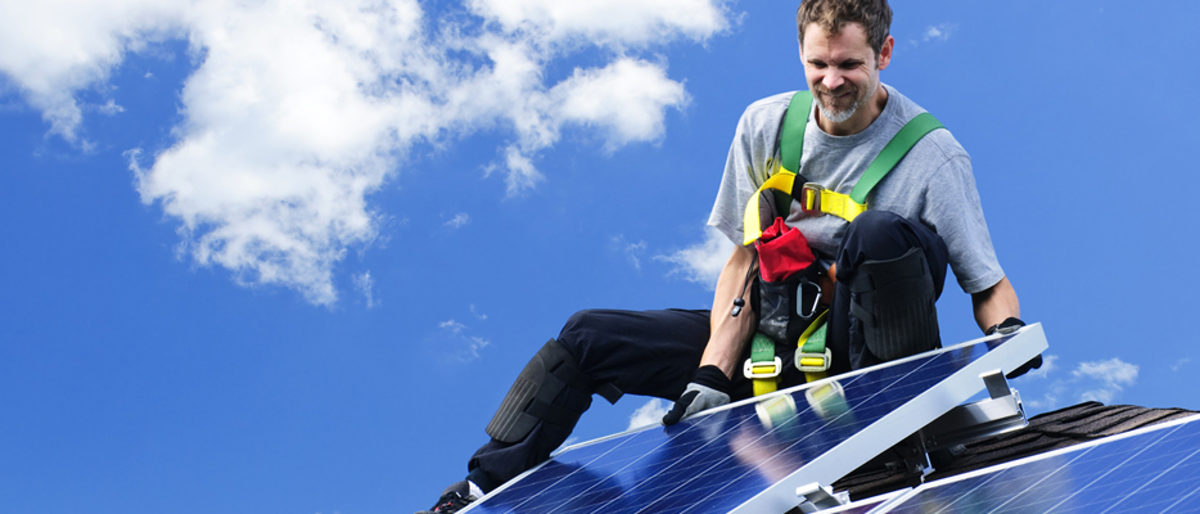 Worker installing alternative energy photovoltaic solar panels on roof Schlagwort(e): solar panel, alternative energy, installing, man, worker, photovoltaic, roof, electricity, panels, solar, panel, installer, alternative, array, energy, power, generator, grid, blue, rooftop, install, installation, people, working, workplace, work, house, cells, residential, renewable, green, roofer, perspective, generation, generators, electric, home