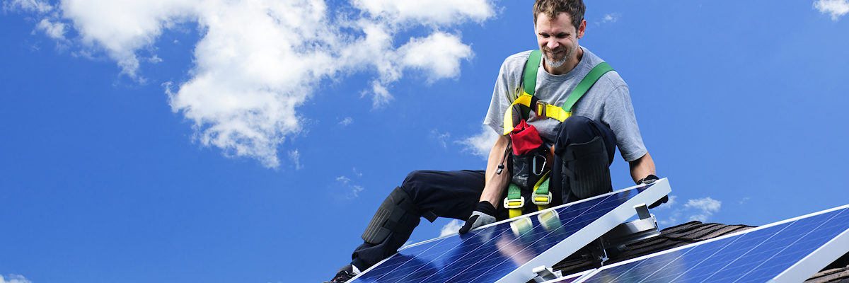 Worker installing alternative energy photovoltaic solar panels on roof Schlagwort(e): solar panel, alternative energy, installing, man, worker, photovoltaic, roof, electricity, panels, solar, panel, installer, alternative, array, energy, power, generator, grid, blue, rooftop, install, installation, people, working, workplace, work, house, cells, residential, renewable, green, roofer, perspective, generation, generators, electric, home