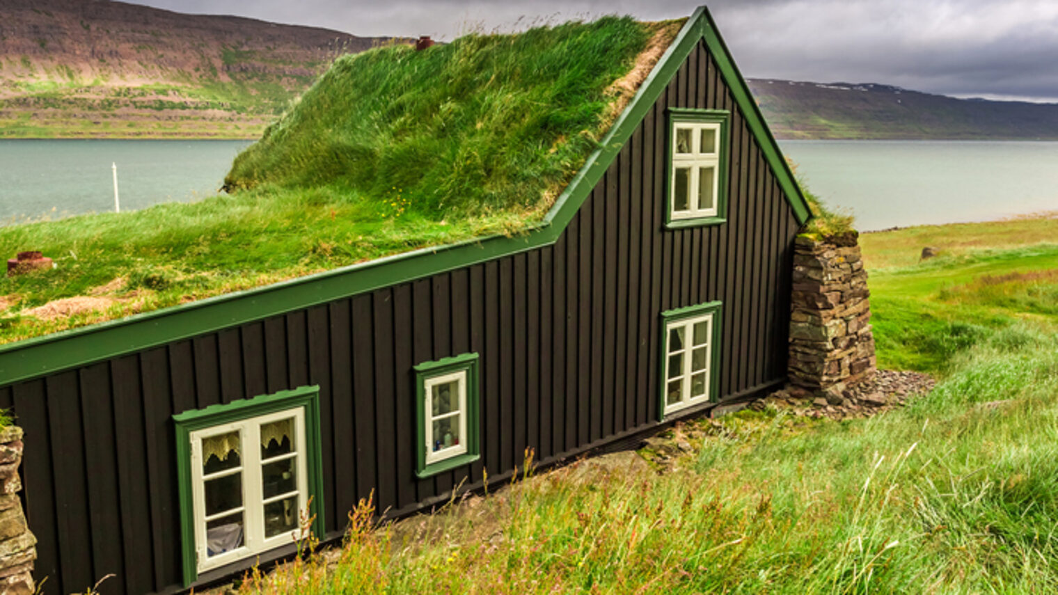 Cottage covered with grass on the roof in Iceland Schlagwort(e): iceland, house, grass, roof, small, green, light, traditional, wooden, icelandic, natural, nature, europe, mountain, window, museum, home, rural, old, landscape, outdoors, building, countryside, north, little