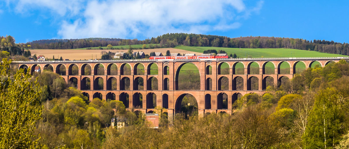 panorama, gltzschtalbrcke, vogtland, reisen, tourismus, frhling, ziegelbauwerk, brcke, eisenbahnbrcke, ziegelsteinbrcke, sachsen, ausflugsziel, denkmal, ingenieurbaukunst, wanderziel, sehenswrdigkeit, viadukt, technisches, gltzschtal, baukunst, idyllisch, elsterberg, berhmt, auerbach, tal, architektur, sommer, alt, gltzsch, rundbgen, bahn, grn, vogtlndisch, ziegelstein, netzschkau, bekannt, sehenswrdigkeiten, baudenkmal, thringen, vogtlandkreis, bauwerk, mylau, historisch, ziegel, romantisch, rodewisch, weltgrte, heimat, aussicht, landschaft