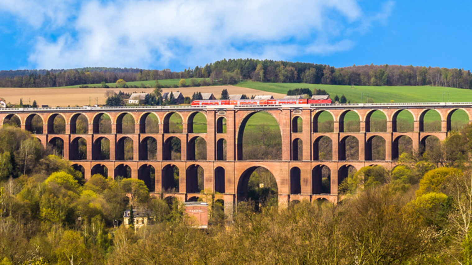 panorama, gltzschtalbrcke, vogtland, reisen, tourismus, frhling, ziegelbauwerk, brcke, eisenbahnbrcke, ziegelsteinbrcke, sachsen, ausflugsziel, denkmal, ingenieurbaukunst, wanderziel, sehenswrdigkeit, viadukt, technisches, gltzschtal, baukunst, idyllisch, elsterberg, berhmt, auerbach, tal, architektur, sommer, alt, gltzsch, rundbgen, bahn, grn, vogtlndisch, ziegelstein, netzschkau, bekannt, sehenswrdigkeiten, baudenkmal, thringen, vogtlandkreis, bauwerk, mylau, historisch, ziegel, romantisch, rodewisch, weltgrte, heimat, aussicht, landschaft