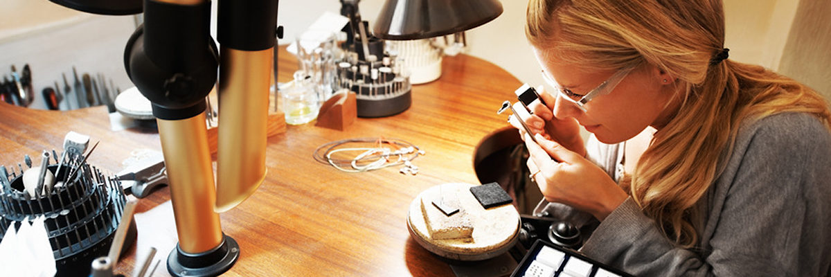 Pretty goldsmith looking at a ring through the magnifying lens Schlagwort(e): adult, attractive, blonde, caucasian, chisel, close, closeup, cute, face, female, glasses, goldsmith, hair, hammer, hand, hands, holding, industry, jewelry, job, len, light, look, looking, magnify, metal, note, one, paper, people, person, pretty, professional, ring, serious, sitting, spectacle, table, tool, trade, tradesman, woman, women, work, working