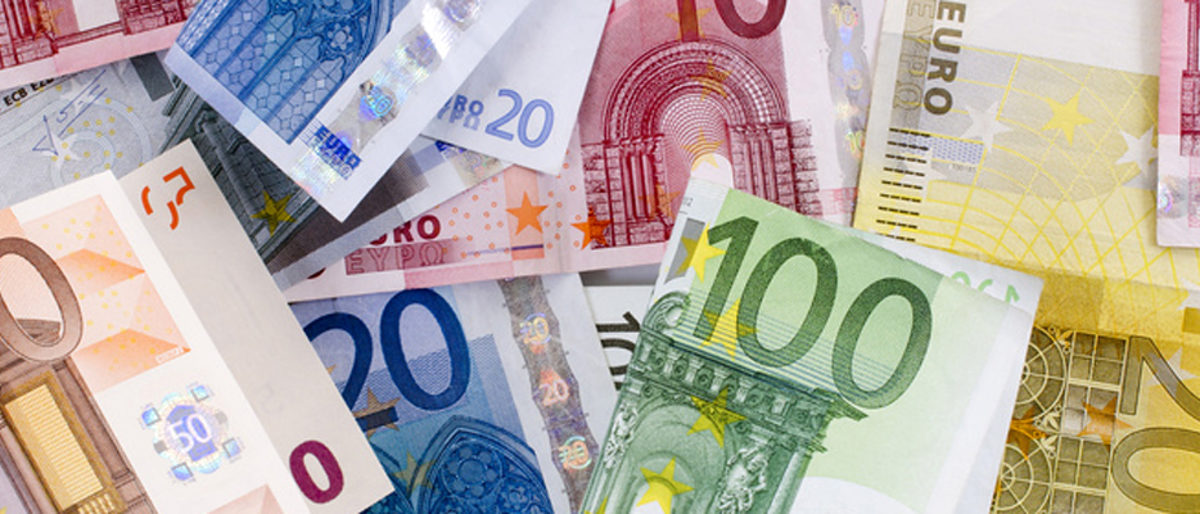 euro, geld, euroschein, geldscheine, euroscheine, euros, währung, geldschein, bar, barzahlung, zahlen, sparen, ausgeben, finanzen, spende, spenden, geldspende, finanzierung, viele, menge, bank, wohlstand, reichtum, makro, ersparnis, business, wechseln, wechselkurs, europäisch, europa, eu, markt, kaufen, verdienen, kosten, wirtschaft, steuer, finanzwirtschaft, geldanlage, gutschein, geschenk, einzahlung, kapital, kredit, zahlungsmittel, cash, rücklage, vermögen, reich, 100