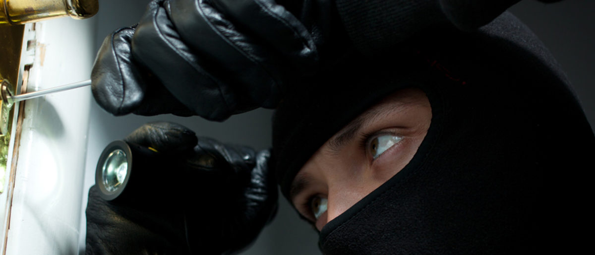 Thief Burglar opening door Schlagwort(e): person, house, man, office, thief, burglar, apartment, robbery, male, robber, security, balaclava, theft, burglary, crime, mask, stealing, criminal, home, breaking, crowbar, secure, unlawful, steal, hat, adult, flashlight, felony, entering, crow, black, offender, risk, intruder, housebreaking, young, safety, villain, looter, spy, danger, scammer, gangster, identity, mugger, bandit, alarm, rob, mummed, zzzaaiaaaiejenehfpdgdedadb