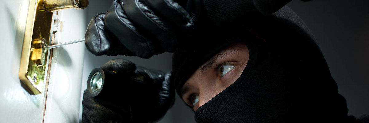 Thief Burglar opening door Schlagwort(e): person, house, man, office, thief, burglar, apartment, robbery, male, robber, security, balaclava, theft, burglary, crime, mask, stealing, criminal, home, breaking, crowbar, secure, unlawful, steal, hat, adult, flashlight, felony, entering, crow, black, offender, risk, intruder, housebreaking, young, safety, villain, looter, spy, danger, scammer, gangster, identity, mugger, bandit, alarm, rob, mummed, zzzaaiaaaiejenehfpdgdedadb