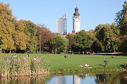 Uniriese und Neues Rathaus Leipzig. Bild: pixelio.de - Dieter Haugk