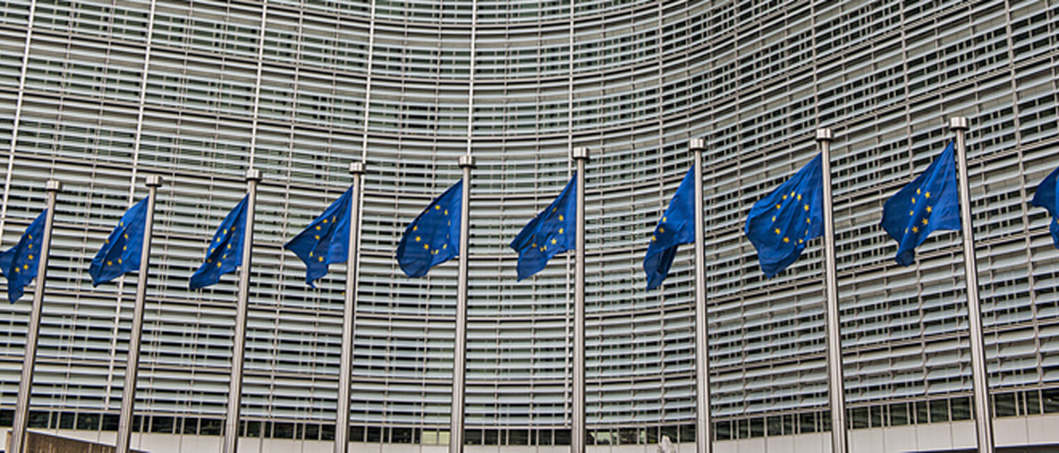 eu, europische union, europische kommission, brssel, bruxelles, brussels, gebude, fahnen, sternenkranz, verwaltung, kommission, zentrale, fahnenstange, tauav, europa, mitgliedstaaten, staat, exekutive, bauten, europarecht, regierung, bro, arbeitsrume