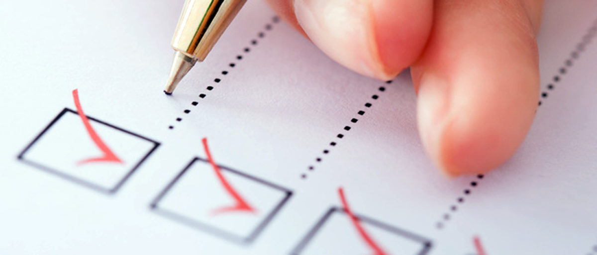 Cropped image of businesswoman writing on checklist Schlagwort(e): 20s, adult, business, businesspeople, businesswoman, caucasian,