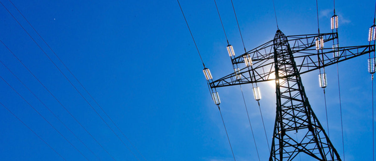 Ein Strommast einer Hochspannungsleitung mit Sonne vor blauem Himmel Schlagwort(e): Stromleitung, Strom, Strommast, Hochspannungsleitung, Energie, Stromerzeugung, Erzeugung, Sonnenenergie, Solarstrom, Himmel, blauer, blauem, Sonne, Solarenergie, Alternativenergie, alternative, Produktion, Stromproduktion, Strommasten, Hochspannungsmasten, Leitung, Hochspannungsmast, Mast, Freileitung, Kabel, Stromkabel, Masten, Elektroversorgung, Überlandleitung, Versorgung, pylon, Hochspannung, Atomkraft, Fernübertragung, Übertragung, Fernleitung, Stromnetz, Infrastruktur, Kraftwerk, Elektrosmog, Wirtschaft, Stromverbrauch, Strombedarf, Stromkosten, Elektrizität, Stromversorgung, Strompreis, elektrische