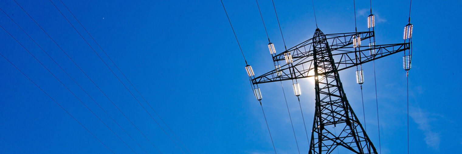 Ein Strommast einer Hochspannungsleitung mit Sonne vor blauem Himmel Schlagwort(e): Stromleitung, Strom, Strommast, Hochspannungsleitung, Energie, Stromerzeugung, Erzeugung, Sonnenenergie, Solarstrom, Himmel, blauer, blauem, Sonne, Solarenergie, Alternativenergie, alternative, Produktion, Stromproduktion, Strommasten, Hochspannungsmasten, Leitung, Hochspannungsmast, Mast, Freileitung, Kabel, Stromkabel, Masten, Elektroversorgung, Überlandleitung, Versorgung, pylon, Hochspannung, Atomkraft, Fernübertragung, Übertragung, Fernleitung, Stromnetz, Infrastruktur, Kraftwerk, Elektrosmog, Wirtschaft, Stromverbrauch, Strombedarf, Stromkosten, Elektrizität, Stromversorgung, Strompreis, elektrische