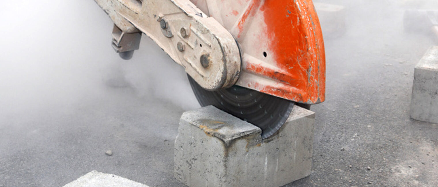 Straßenbaustelle, Bauarbeiten, Trennschleifer, Staub, sägen, trennen, trocken, Schleifhexe, Straße, Pflaster, Schattenspiel, Hand, arbeiten, Stein, Gosse, Erneuerung, Baustelle, Betonstein, Wasserwaage, Kelle, Rinnstein, Bordstein, Reparatur, Infrastruktur, Verkehr, Behinderung, Hindernis, Bauarbeiter, Handschuh, Bau, bauen, verlegen, Werkzeug, Gehweg, Arbeitskleidung, Knieschoner, Abwasser, Regen, Wasser, Kanalisation, Abfluss, Oberfläche, Asphalt, schlagen, hämmern, pflastern, setzen, under construction