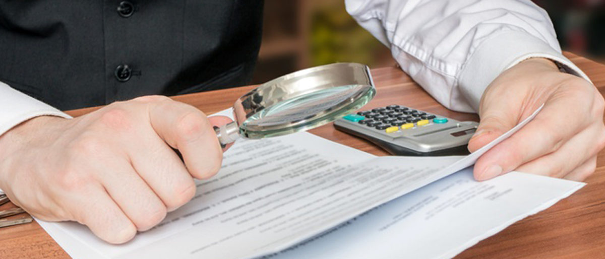 Man holds magnifying glass and is reading contract. Schlagwort(e): magnifying, legal, contract, inspection, glass, agreement, business, magnifier, reading, evidence, deal, lawyer, document, read, analysing, commerce, businessman, career, business man, analysis, inspector, concept, search, searching, magnifying glass, person, magnification, job, magnify, report, financial, discovery, accountant, manager, data, success, looking, hand, office, zoom, tool, man, look, suit, work