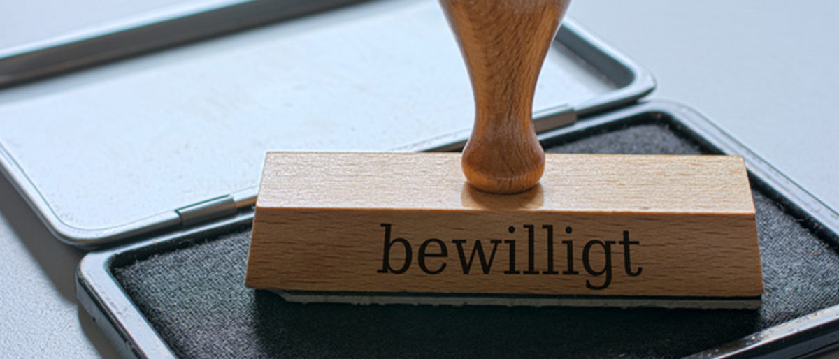 stempel, bewiliigung, bewilligt, genehmigung, genehmigt, erlaubnis, erlaubt, stempelkissen, abgestempelt, stempeln, gestempelt, holzstempel, bro, arbeitsplatz, sekretariat, verwaltung, behrde, brokratie, brokratisch, bearbeitung, papierkram, vorlage, stempelvorlage, stampiglie, stempelabdruck, siegel, notar, beglaubigen, beglaubigung, amt, amtlich, schreibtisch, schreibwaren, broausstattung, brobedarf