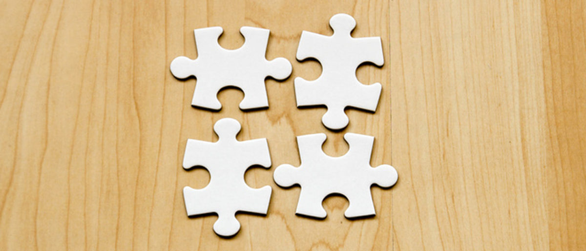 Vier zusammenpassende Puzzleteile (weiß) auf Holzuntergrund Schlagwort(e): trennen, getrennt, voneinander trennen, trennung, auseinanderreien, unterschiede, unterschiedlich, separiert, puzzle, teile, puzzleteile, haufen, fehlendes, stck, zusammensetzen, passen, passend, abschlieen, fertigstellen, fertig, zusammenfgen, vervollstndigen, vollstndig, puzzlen, ergnzen, kompetenz, teamwork, zusammenarbeit, zusammenspiel, ein bild, whole picture, finden, wei, vernetzen, verzahnen, verbinden, verbindung, zusammenschluss, einig, eins