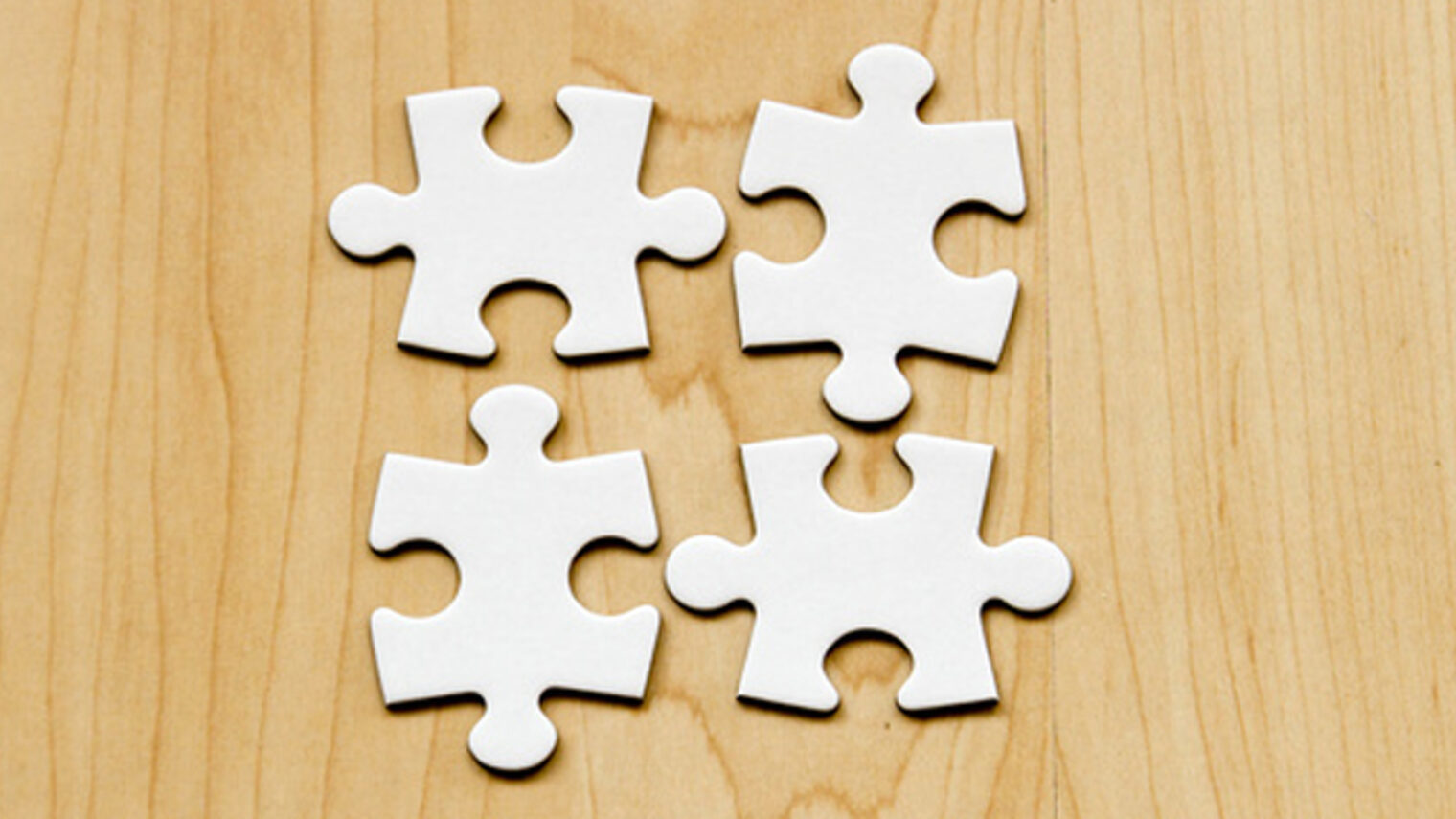 Vier zusammenpassende Puzzleteile (weiß) auf Holzuntergrund Schlagwort(e): trennen, getrennt, voneinander trennen, trennung, auseinanderreien, unterschiede, unterschiedlich, separiert, puzzle, teile, puzzleteile, haufen, fehlendes, stck, zusammensetzen, passen, passend, abschlieen, fertigstellen, fertig, zusammenfgen, vervollstndigen, vollstndig, puzzlen, ergnzen, kompetenz, teamwork, zusammenarbeit, zusammenspiel, ein bild, whole picture, finden, wei, vernetzen, verzahnen, verbinden, verbindung, zusammenschluss, einig, eins