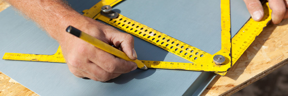 dachdecker, handwerk, zink, blech, zeichnen, anzeichnen, messen, zollstock, werkzeug, arbeit, dach, umbördeln, bördeln, betrieb, wetterschutz, zimmermann, bauarbeiter, beruf, baustelle, bau, bauen, haus, handwerklich, hausbau, umbau, ausbau, metall, neubau, sanierung, dachsanierung, kluft, geselle, meister, arbeiten, arbeitsplatz, innung, mann, reparatur, reparieren, ausbessern, person, mensch, hände