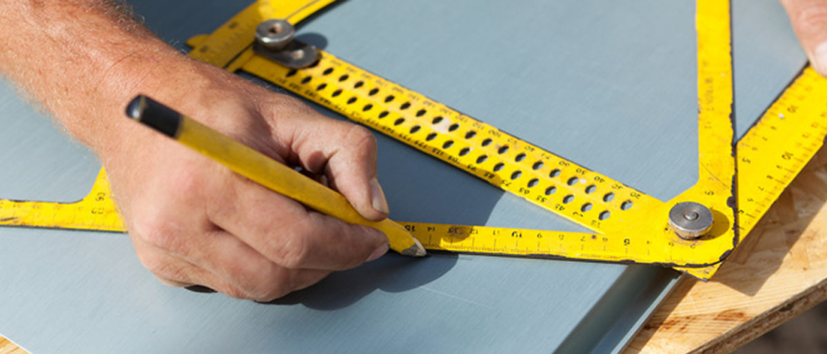 dachdecker, handwerk, zink, blech, zeichnen, anzeichnen, messen, zollstock, werkzeug, arbeit, dach, umbördeln, bördeln, betrieb, wetterschutz, zimmermann, bauarbeiter, beruf, baustelle, bau, bauen, haus, handwerklich, hausbau, umbau, ausbau, metall, neubau, sanierung, dachsanierung, kluft, geselle, meister, arbeiten, arbeitsplatz, innung, mann, reparatur, reparieren, ausbessern, person, mensch, hände