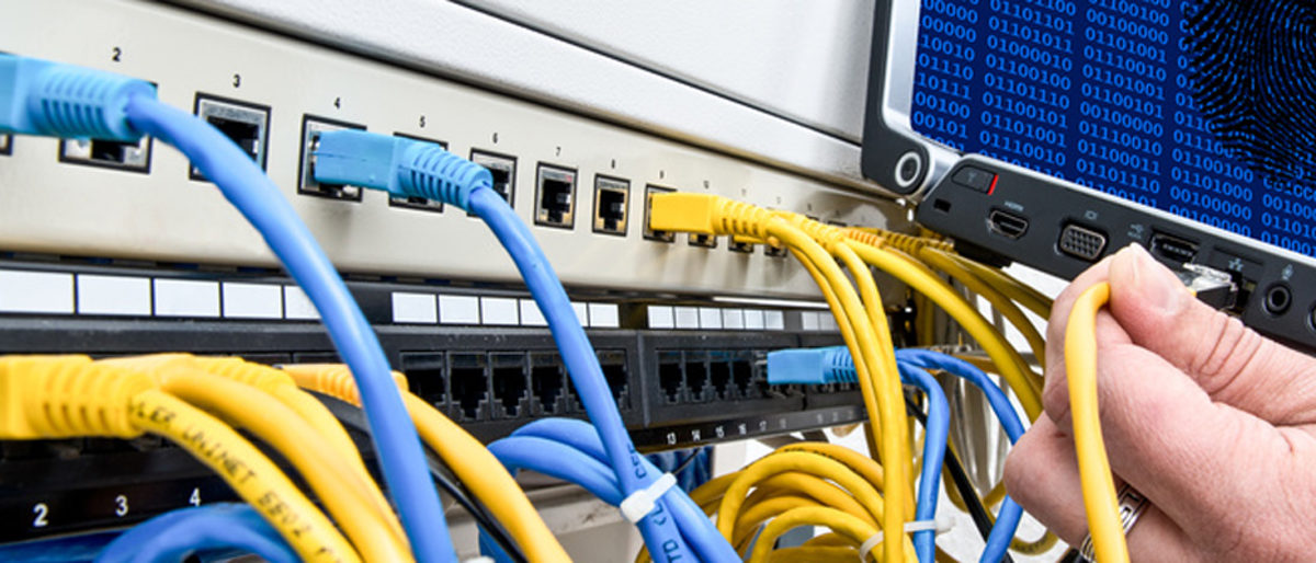 Kabel, abfangen, abhören, anklemmen, anschliessen, anschließen, anschluss, anschluß, background, blau, büro, computer, computertechnik, datendiebstahl, datenschutz, dsl, edv, einrichten, einstecken, einstellen, elektronik, elektroniker, finger, gelb, hand, highspeed, hightech, hitech, hub, internet, it, kommunikation, kommunikationtechnik, kommunizieren, konfigurieren, kontakt, kontakte, kopieren, laptop, lauschen, microcontroller, mikrocontroller, mitschneiden, network, netz, netzwerk, netzwerkkabel, patch, patchen, patchfeld, pc, router, sicherheit, stecker, switch, technik, techniker, technisch, telekommunikation, trennen, unsicher, verbinden, verbindung, verbunden, verkabeln, verkabelt, vernetzt, vernetzung, www