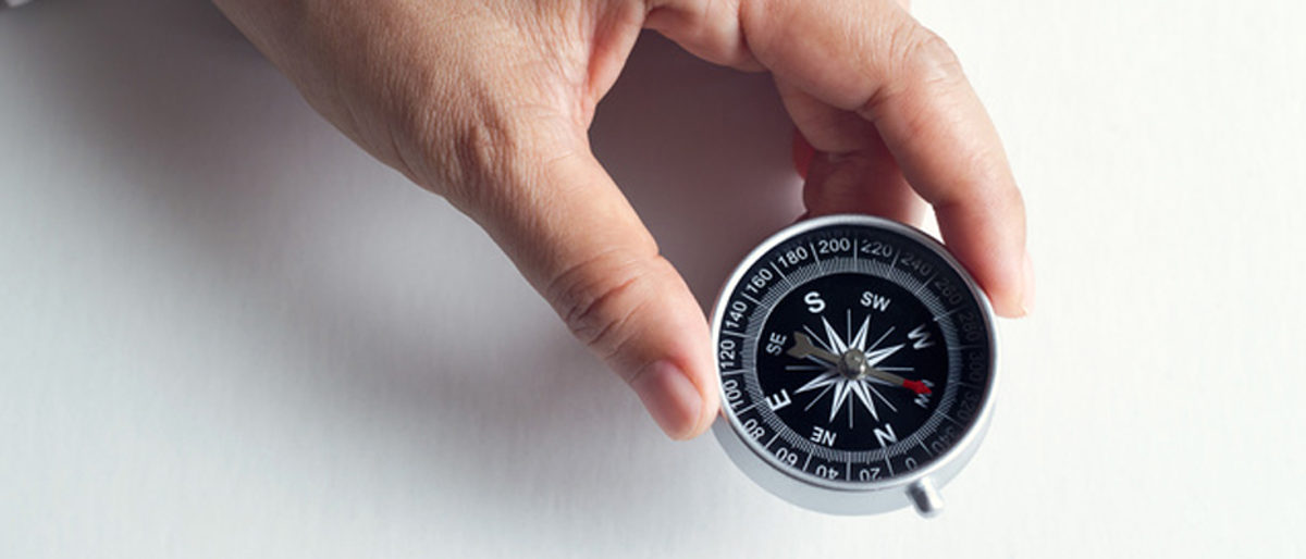 Businessman with a compass holding in hand on paper background Schlagwort(e): business, compass, map, holding, blue, man, hand, metal, closeup, navigate, north, travel, symbol, measurement, male, concepts, vision, officer, businessman, guide, discovery, people, pointer, asian, captain, black, equipment, object, writing, direction, person, maritime, professional, film look, exploration, dark, background, using, nature, uniform, paper