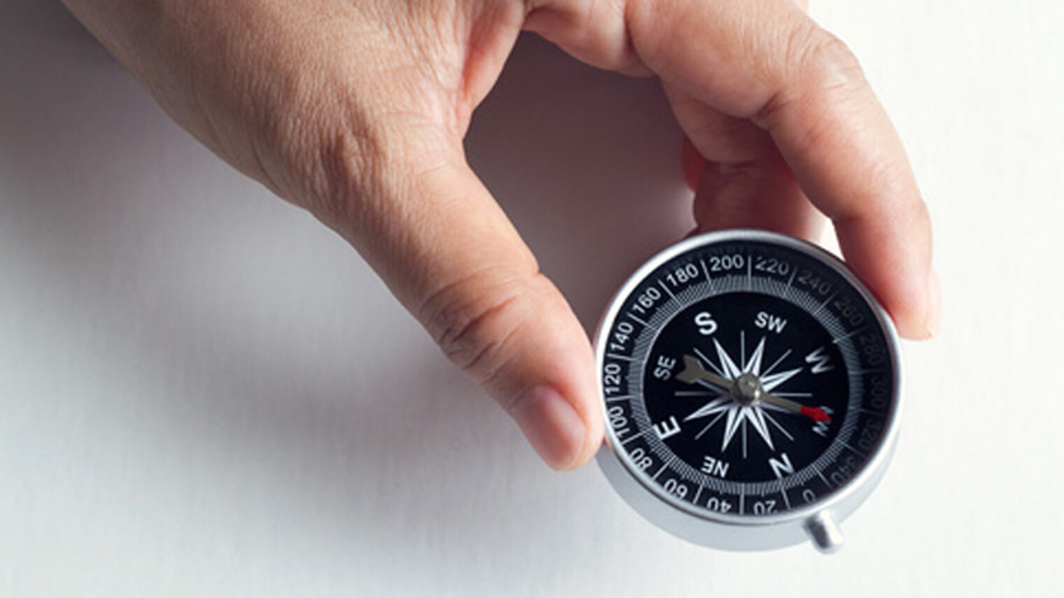 Businessman with a compass holding in hand on paper background Schlagwort(e): business, compass, map, holding, blue, man, hand, metal, closeup, navigate, north, travel, symbol, measurement, male, concepts, vision, officer, businessman, guide, discovery, people, pointer, asian, captain, black, equipment, object, writing, direction, person, maritime, professional, film look, exploration, dark, background, using, nature, uniform, paper