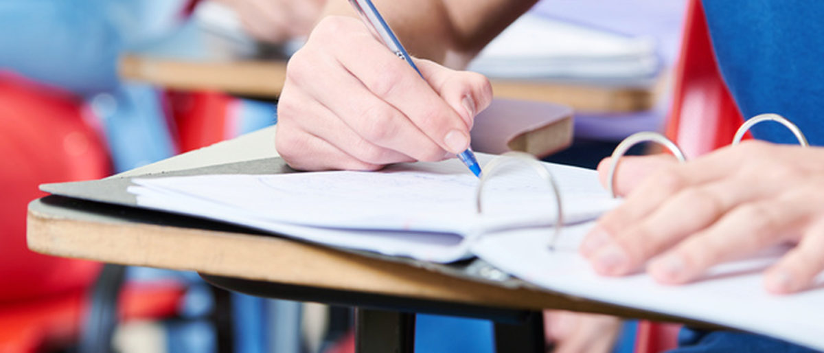 Schüler macht sich Notizen in einem Ringbuch in der Schule Schlagwort(e): schreiben, lernen, Schule, Prüfung, Schüler, Stift, Hand, Studium, Notizen, mitschreiben, Ringbuch, Wissen, Unterricht, Uni, studieren, Seminar, Student, Studenten, Klasse, Universität, high school, Bildung, Kurs, Lehrgang, Weiterbildung, College, Klausur, Klassenarbeit, Workshop, Schulung, Ausbildung, Studiengang, duales, Hände