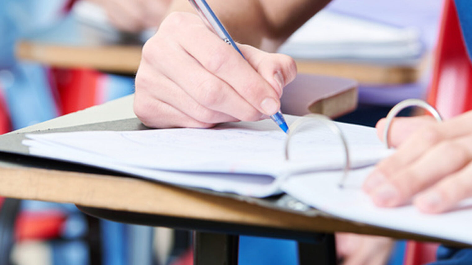 Schüler macht sich Notizen in einem Ringbuch in der Schule Schlagwort(e): schreiben, lernen, Schule, Prüfung, Schüler, Stift, Hand, Studium, Notizen, mitschreiben, Ringbuch, Wissen, Unterricht, Uni, studieren, Seminar, Student, Studenten, Klasse, Universität, high school, Bildung, Kurs, Lehrgang, Weiterbildung, College, Klausur, Klassenarbeit, Workshop, Schulung, Ausbildung, Studiengang, duales, Hände